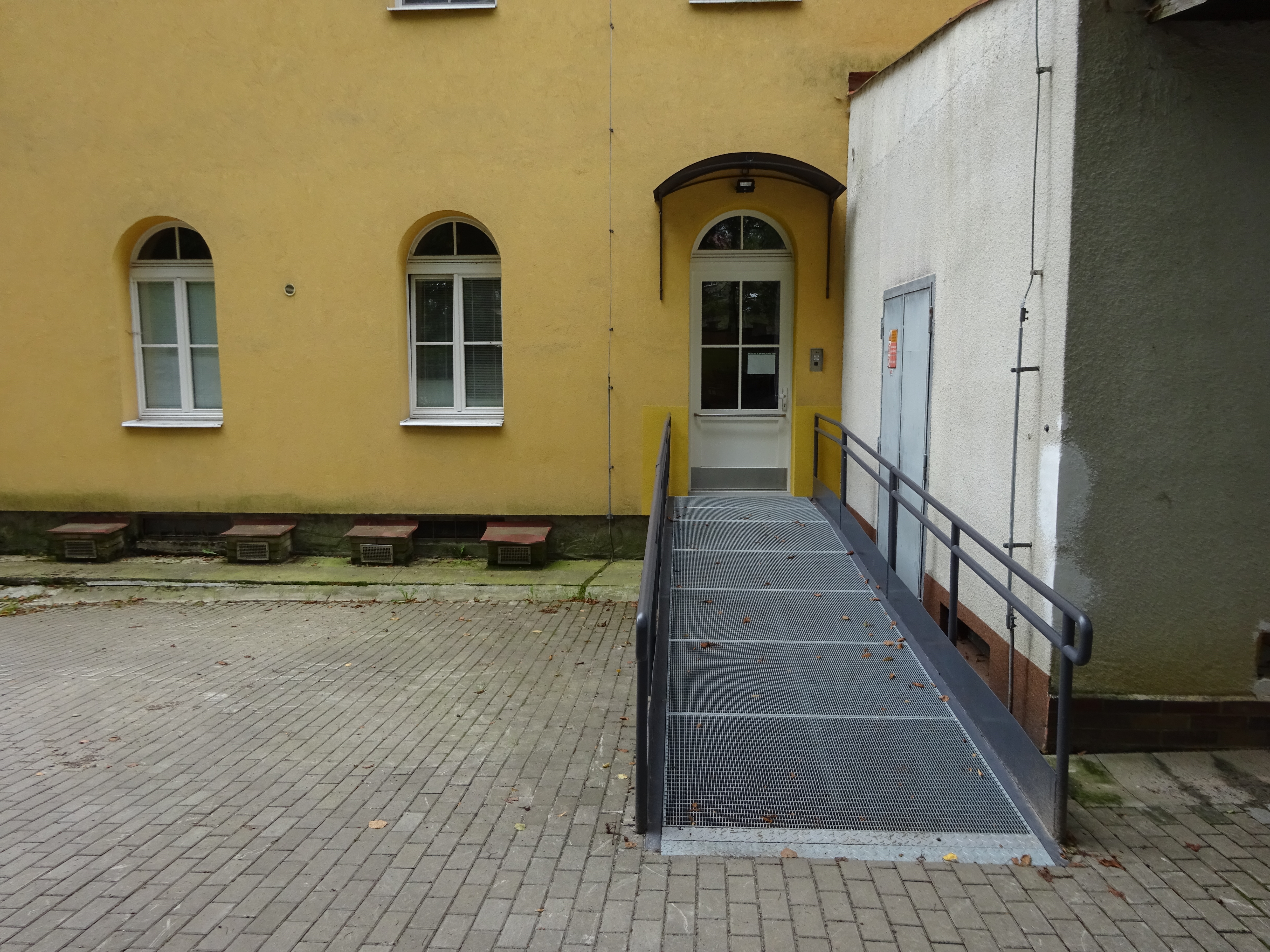 Stavební úpravy bezbariérového vstupu C do pavilonu 9 a terénní úpravy parku